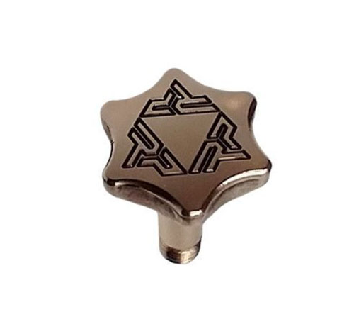 Améliore ton Rossi 95 avec une vis de démontage en aluminium bronze poli, durable, précise et facile à utiliser, parfaite pour un ajustement optimal.